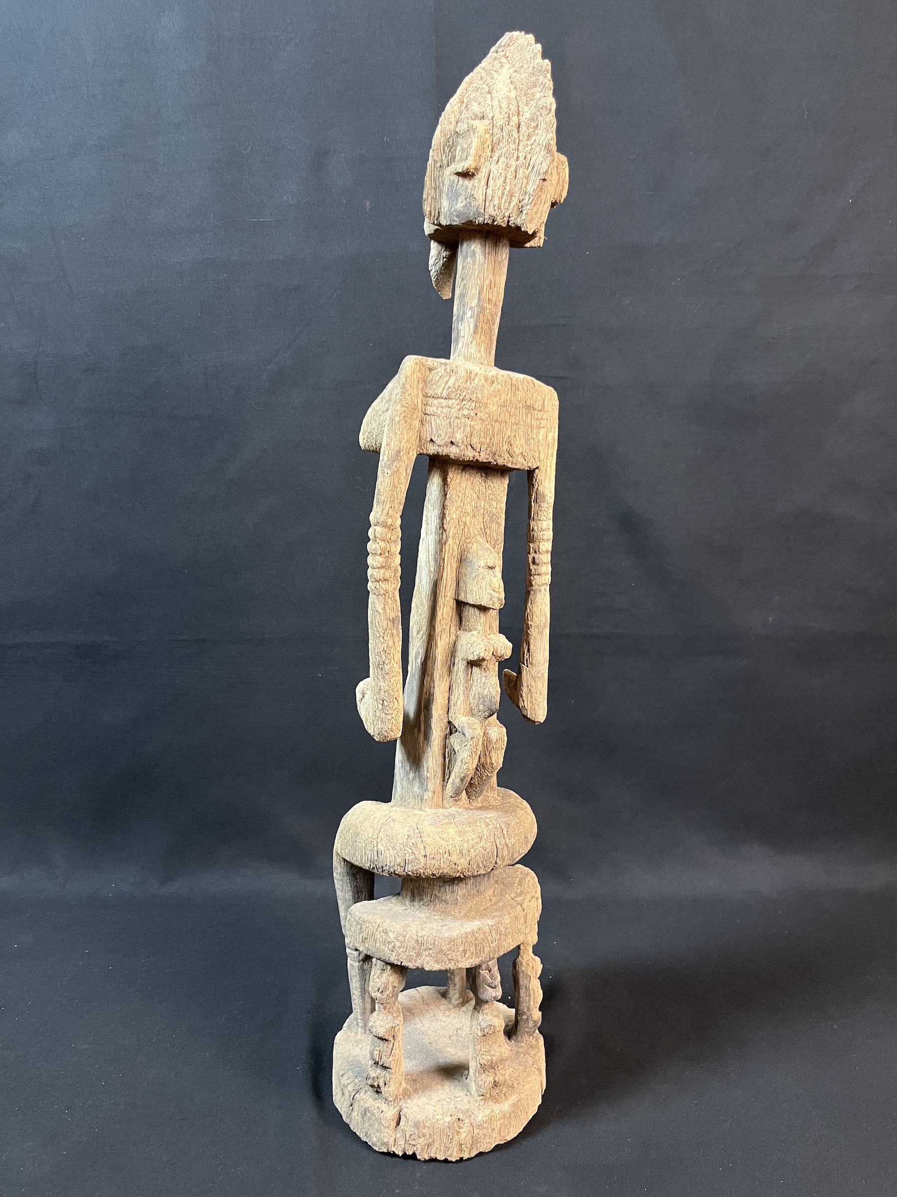 Photo 3 — Statue anthropomorphe, Femme avec enfant sur le dos — Dogon, Mali — Art tribal Africain